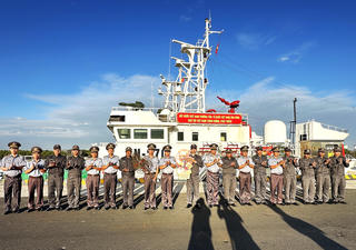 Tàu kiểm ngư tuần tra, bảo vệ nguồn lợi thủy sản, hỗ trợ ngư dân dịp Tết