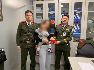 Huế: Người phụ nữ vui mừng nhận lại lượng lớn vàng bị thất lạc ở sân bay