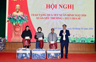 Hải Phòng: Trao 100 suất quà Tết tới hộ nghèo, hoàn cảnh khó khăn tại xã Trần Phú
