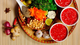 Tiết canh - món khoái khẩu tiềm ẩn rủi ro