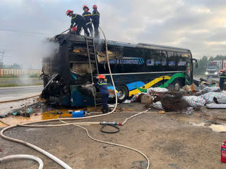 Xe khách bốc cháy trên đường tránh ở Quảng Trị