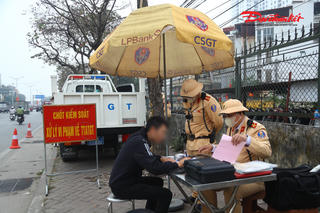 CSGT Hà Nội tăng cường kiểm tra, xử lý xe khách đón trả khách ngoài bến dịp cận Tết