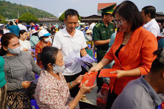 TP Hồ Chí Minh: Mang 'Xuân đoàn kết – Tết yêu thương' đến với nhân dân ven biển Long Sơn
