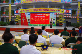 Cảnh sát biển tặng quà Tết cho 50 hộ gia đình khó khăn trong phiên chợ nghĩa tình