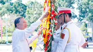 Tổng Bí thư Tô Lâm dâng hoa, dâng hương tại Nghĩa trang Liệt sỹ Trà Võ