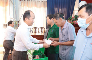 Trao 100 phần quà Tết cho các hộ dân có hoàn cảnh khó khăn