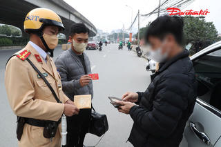 Cảnh sát Giao thông Hà Nội xử lý xe ghép dịp cận Tết
