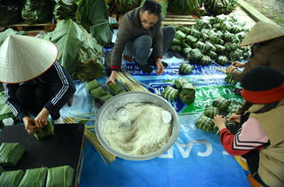 Mùa Tết rộn ràng ở làng bánh chưng Tranh Khúc