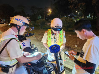 TP Hồ Chí Minh: Xe dù, bến cóc 'núp bóng' cây xăng, bãi xe hoạt động rầm rộ cận Tết
