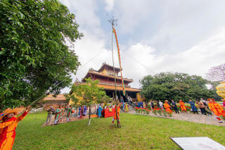 Hoàng cung Huế dựng nêu đón Tết Nguyên đán Bính Ngọ