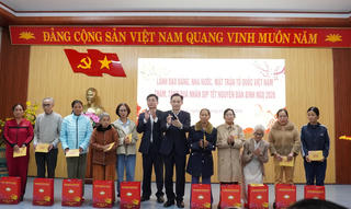 Bộ trưởng Bộ Ngoại giao Lê Hoài Trung thăm, tặng quà Tết cho hộ nghèo tại Huế