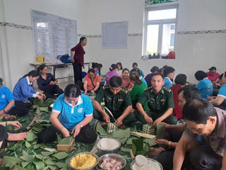 Bộ đội gói 400 bánh chưng, bánh tét tặng người dân khó khăn