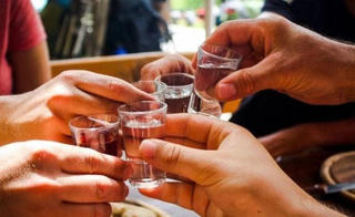 Ăn gì, uống thế nào để hạn chế say rượu ngày Tết?