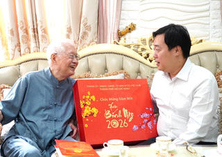 Lãnh đạo TP Hồ Chí Minh chúc Tết PGS.TS Ngô Kế Sương và trao quà Tết cho 37 Bí thư Chi bộ cơ sở