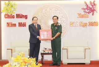 Chủ tịch Quốc hội Trần Thanh Mẫn thăm, chúc tết và tặng quà tại Quân khu 9