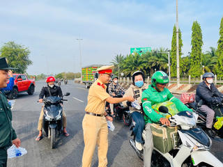 Tiếp sức người dân về quê đón Tết bằng những phần quà nghĩa tình