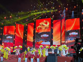 Người dân Gia Lai đổ về quảng trường chờ đón Giao thừa