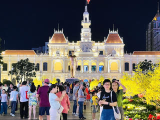 Người dân TP Hồ Chí Minh đổ về trung tâm chờ đón giao thừa