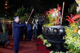 Tổng Bí thư Tô Lâm dâng hương tại tượng đài Vua Lý Thái Tổ