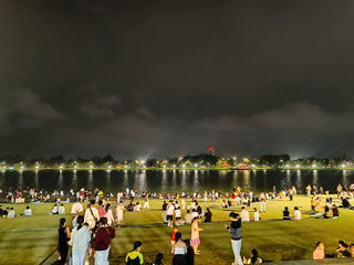 Dòng người đổ về trung tâm Thành phố Huế chờ đón thời khắc giao thừa