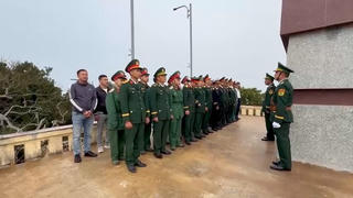 Quảng Ninh: Thiêng liêng lễ chào cờ chủ quyền đầu năm mới trên đảo Trần