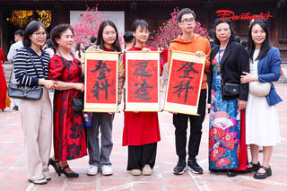 Dòng người nườm nượp về Văn Miếu xin chữ đầu xuân