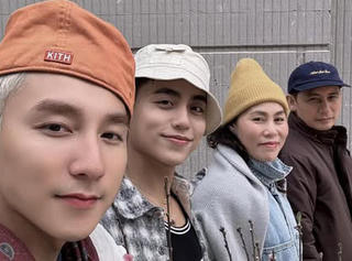 Anh em Sơn Tùng, MONO lại về quê rủ bố mẹ chụp hình Tết 