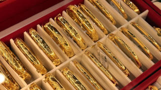 Giá vàng vẫn quanh ngưỡng 5.000 USD một ounce, giá bạc giảm nhẹ