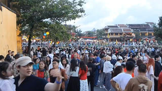 Phố cổ Hội An tấp nập du khách