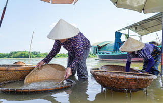 Ba trăm năm đỏ lửa bên dòng La