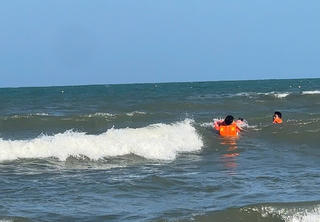 Quảng Ngãi: Hai cha con mất tích khi tắm biển Mỹ Khê