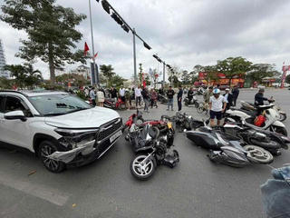 Hải Phòng: Ô tô tông đổ 10 xe máy đang dừng đèn đỏ