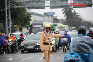 CSGT đội mưa phân luồng, đón dòng người trở lại Hà Nội sau kỳ nghỉ Tết
