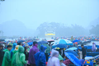 Dòng người đội mưa trẩy hội chùa Hương