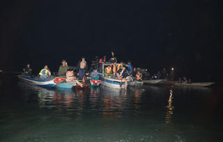 Nỗ lực tìm kiếm nạn nhân mất tích trong vụ chìm tàu ở hồ Thác Bà