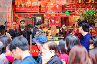 Ngày đầu năm mới, người dân Thủ đô xếp hàng mua vàng cầu tài lộc