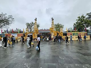 Nhộn nhịp du khách về đền Ông Hoàng Mười chiêm bái dịp đầu năm