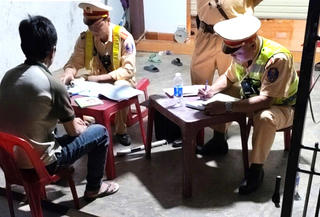 Quảng Ngãi: Xe khách 25 chỗ nhồi 61 người, phạt hơn 200 triệu đồng