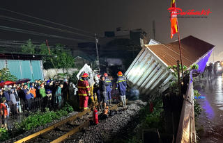 Tàu SE3 tông xe tải, tài xế bị kẹt trong cabin