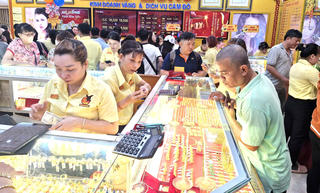 Ngày vía Thần Tài: Hoa quả tăng giá, vàng đắt đỏ vẫn hút khách