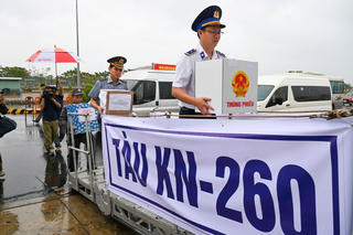 Cán bộ, chiến sĩ Cảnh sát biển ra khơi thực hiện nhiệm vụ công tác bầu cử sớm