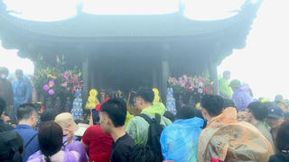 Hàng nghìn người vượt mưa gió leo đỉnh chùa Đồng trong ngày khai hội Xuân Yên Tử