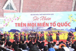 Rộn ràng sắc xuân ở Làng Văn hóa