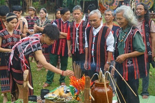 Người giữ “hồn cốt” của đại ngàn Trường Sơn