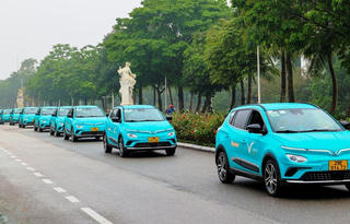 Chậm nhất đến 2030, 100% xe taxi chạy xăng dầu ở Hà Nội phải chuyển sang xe điện, năng lượng xanh