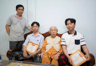 Đà Nẵng: Cặp song sinh cùng viết đơn tình nguyện nhập ngũ