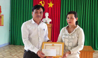 Quảng Ngãi: Khen thưởng người phụ nữ dũng cảm cứu 2 thanh niên chới với giữa dòng sông