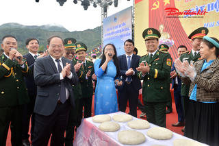 Bí thư Tỉnh ủy Quảng Ninh và Chính ủy BĐBP làm bánh giầy trong Ngày hội Biên phòng toàn dân