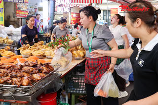 Hà Nội: Người dân đổ về “chợ nhà giàu” sắm lễ Rằm tháng Giêng