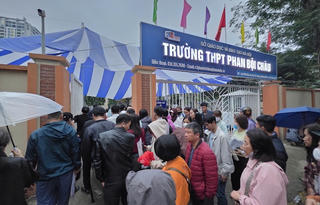 Xếp hàng nộp hồ sơ lớp 10: Sở GDĐT Hà Nội yêu cầu hoàn trả phí ghi danh